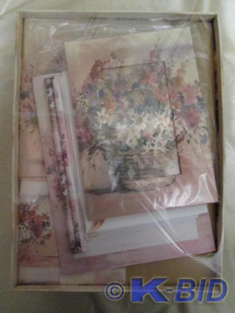 lot 42 image: Trunk gift set. Decorative picture ...