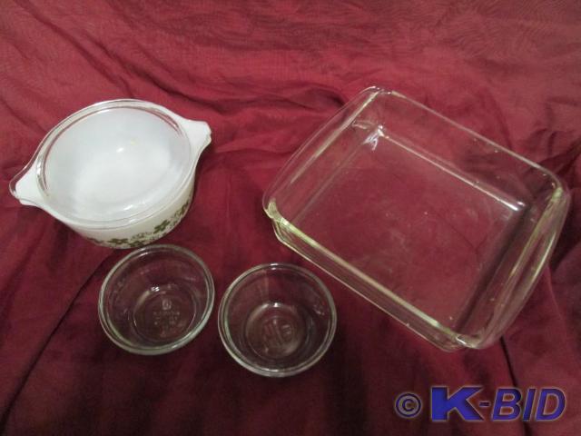 lot 61 image: Miscellaneous kitchen bakeware.
