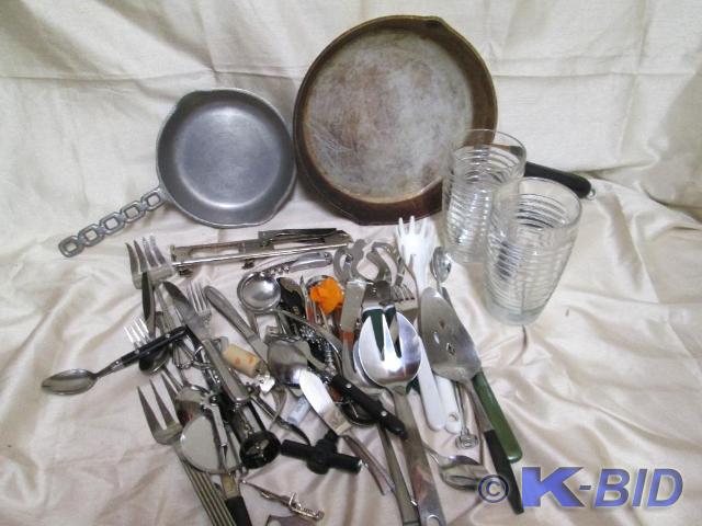 lot 84 image: Miscellaneous kitchen tools and fry...