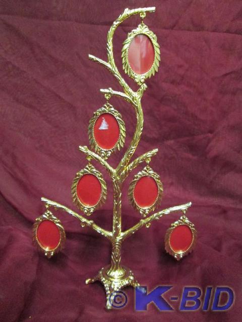 lot 107 image: Gold portrait tree. Holds 6 1 x 2 p...