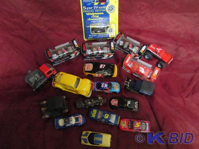 lot 125 image: Lot of toy cars and trucks. Some co...