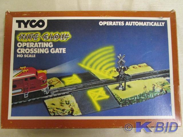 lot 155 image: Operating crossing gate for train s...