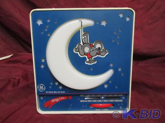 lot 94 image: GE night light moon with AMFM radi...