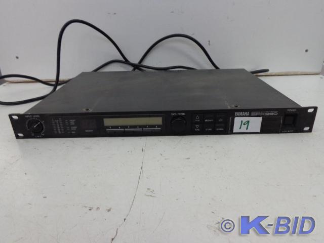 lot 19 image: Yamaha SPX 990 Professional Multi-E...