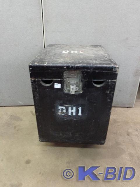 lot 41 image: Wooden Road Case 24 x 30 x 33 Hi...