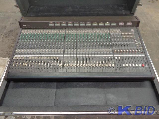 lot 6 image: Yamaha 1800A-32 Mixing Console 32 C...