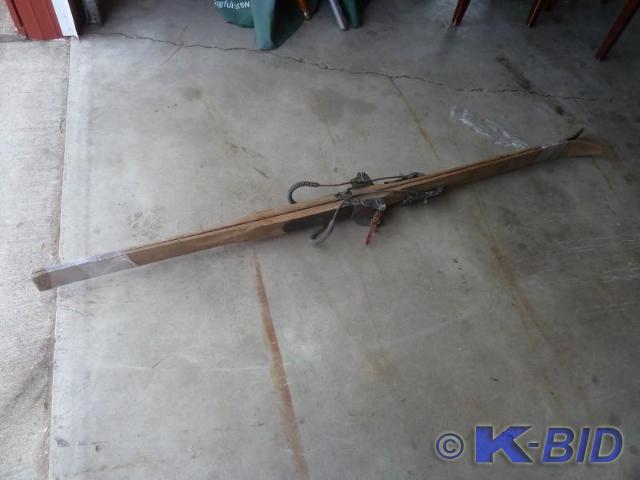 lot 26 image: Antique Set of skis   Used a wall...