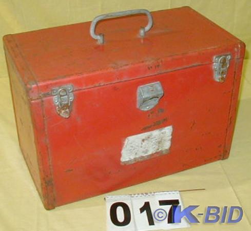 lot 17 image: Vintage Metal Cooler  This is a nea...