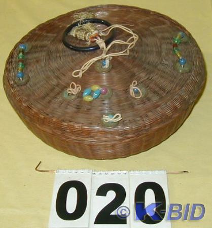 lot 20 image: Vintage Chinese Sewing Basket  It l...