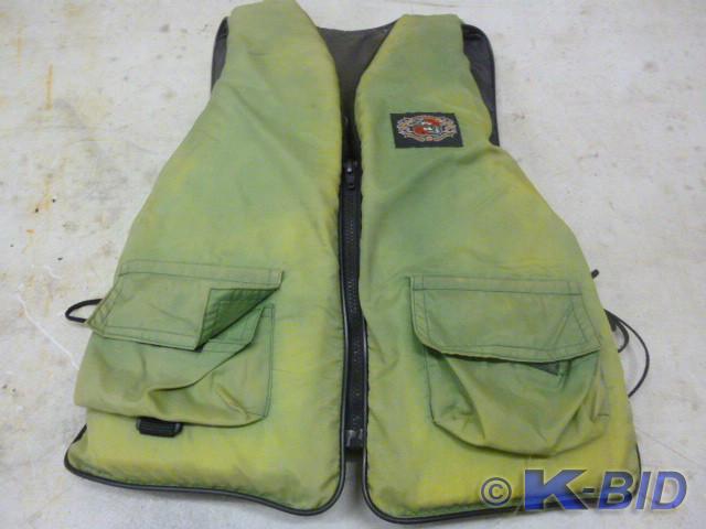 lot 25 image: Stearns Fishing Vest   Size Univers...