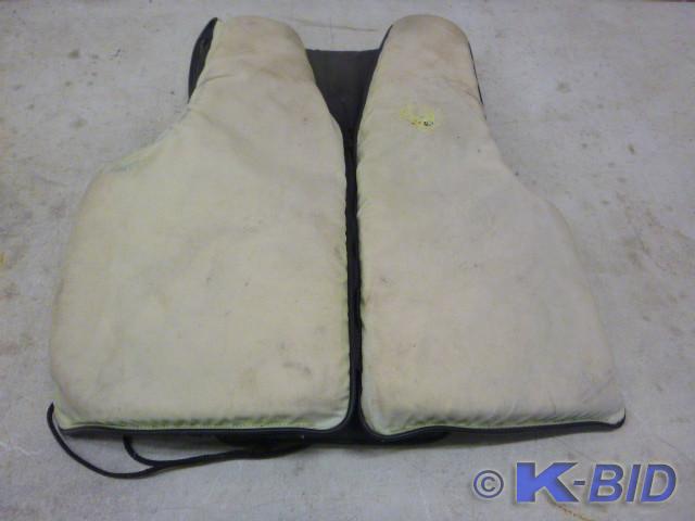 lot 26 image: Stearns Boating Vest   Size Univers...