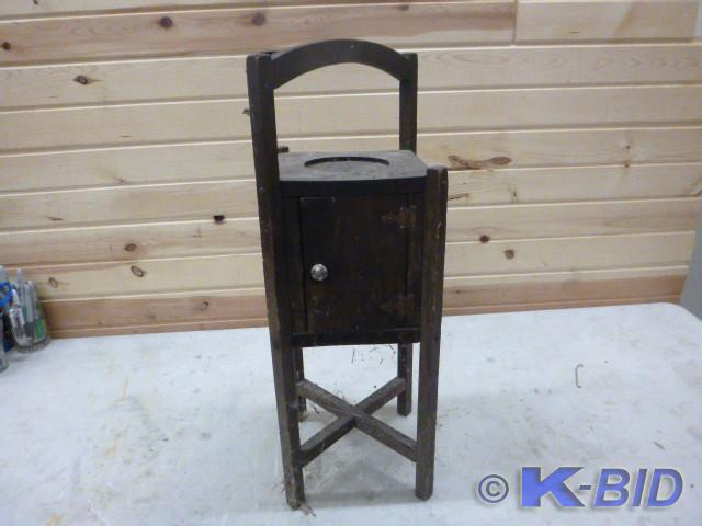 lot 62 image: Small (Plant) Decor Stand