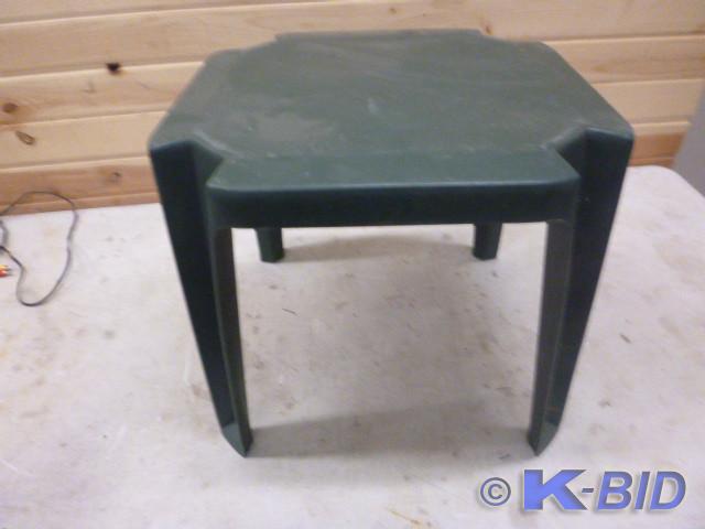 lot 75 image: Plastic Patio Table