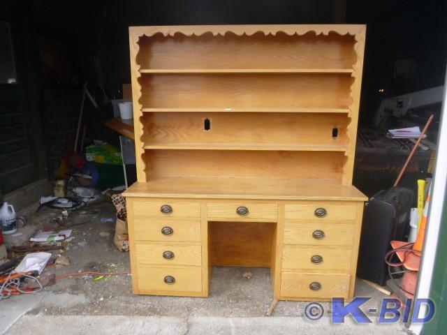 lot 77 image: Desk with Hutch   72 H X 62 W X 1...