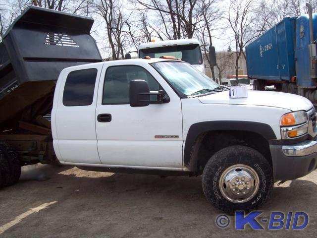 lot 1 image: 2006 GMC 3500 4 Wheel Drive Dump Tr...