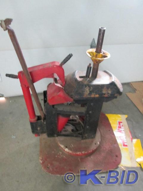 lot 3 image: Tire Changer    Has working foot pe...