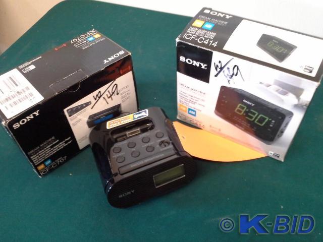 lot 149 image: (3) piece lot Sony FMAM Clock Radi...
