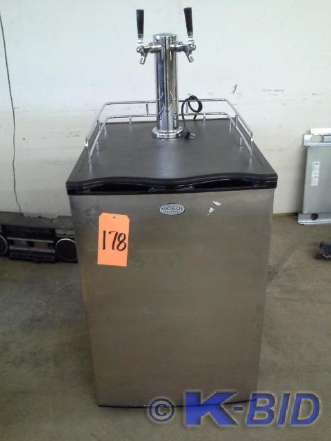 lot 178 image: Nostalgia Electrics Double Tapper m...