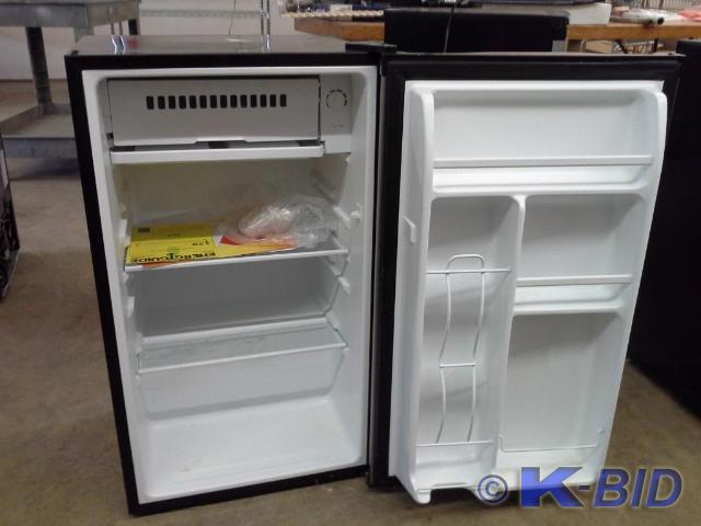 lot 217 image: Frigidaire compact refrigerator mod...