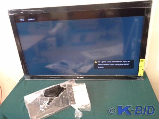 lot 22 image: Sony 46 LCD Flat Screen TV model K...