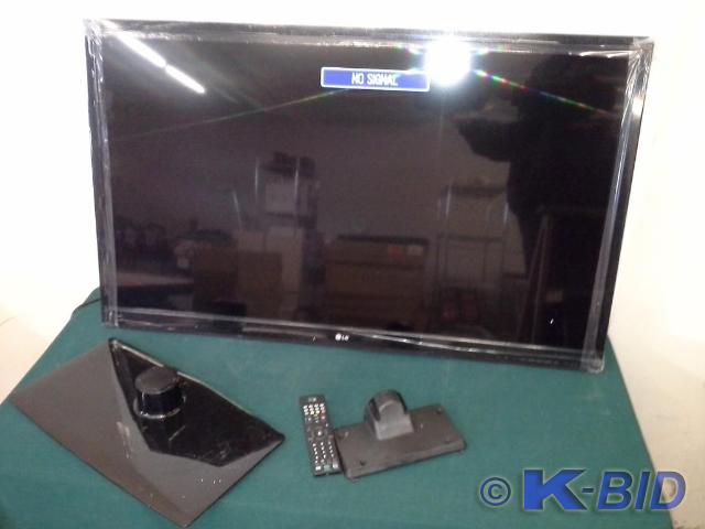 lot 8 image: LG 47 HD Flat Screen TV model 47LS...