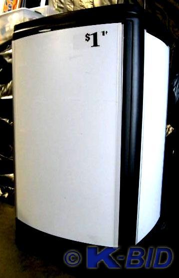 lot 22 image: Beverage Cooler    Can put your own...