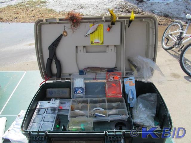 Plano 737 Tackle Box  Many nice lu...