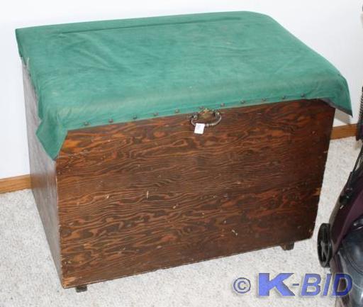 lot 107 image: Wood trunk 36x28x24 contents not in...