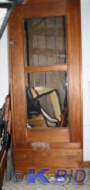 lot 117 image: Vintage wood gun case with glass fr...