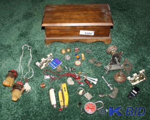lot 133 image: Wood box 10x4x5 vintage 3 jack kniv...