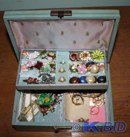 lot 150 image: Jewelry box and contents rings neck...
