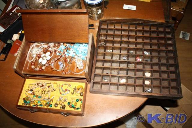 lot 162 image: Jewelry box and contents Please ins...