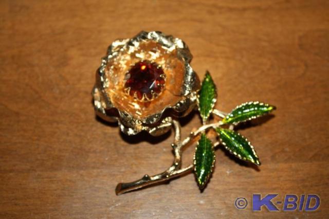 lot 164 image: Beautiful brooch