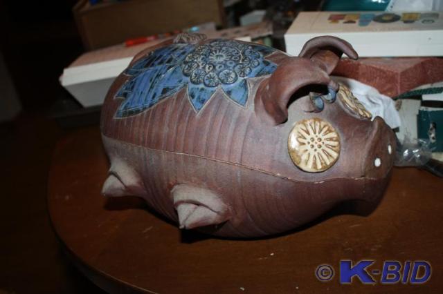 lot 174 image: Ceramic pig that opens in the middl...