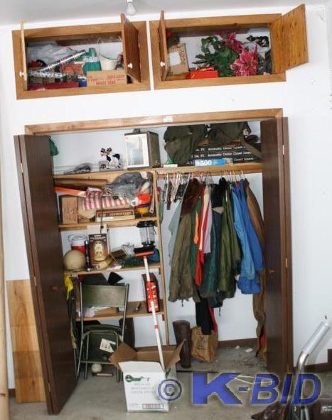 lot 200 image: All items picture in closet golf ba...