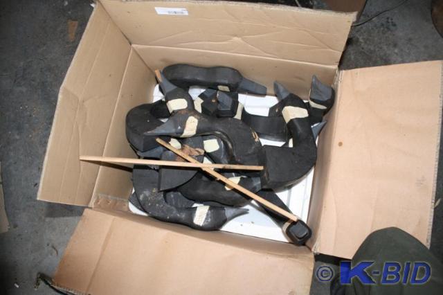 lot 206 image: Box of wood duck heads- not sure of...