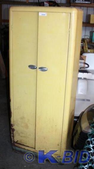 lot 226 image: Vintage Bloc-&nbspBilt metal cabin...