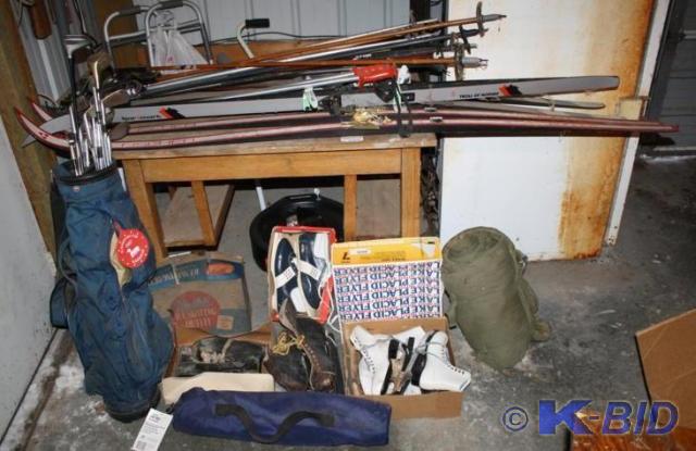 lot 244 image: Sporting goods Golf set with ball r...