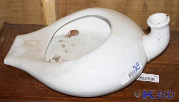 lot 264 image: VINTAGE ANTIQUE WHITE PORCELAIN CHA...