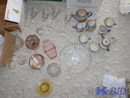 lot 286 image: Carnival, pink and other older Glas...
