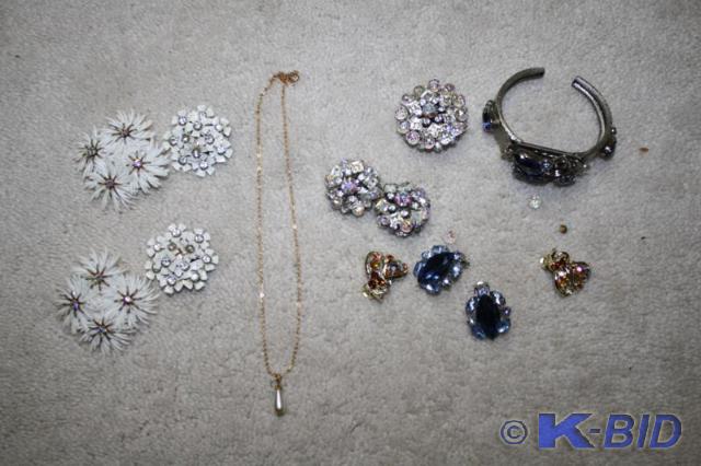 lot 335 image: Jewelry pictured earrings, brooch, ...