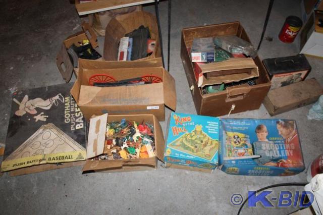lot 349 image: Large lot of vintage toys King of t...