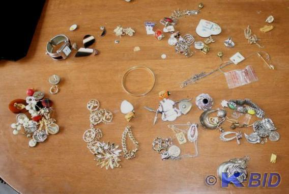 lot 354 image: Jewelry as pictured