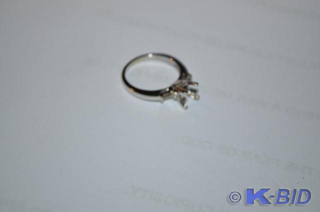 lot 46 image: Nice Setting ring no stone.