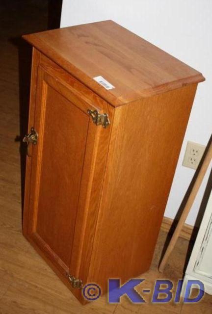 lot 76 image: Ice box looking Oak cabinet 33x18x1...