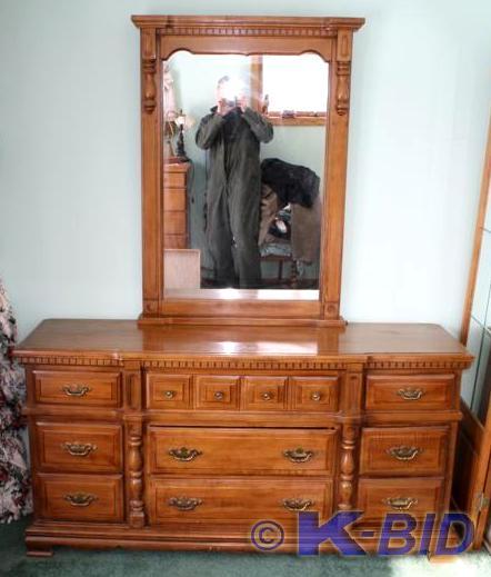 lot 85 image: 2 piece wood bedroom set Dresser wi...